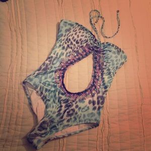 VS one piece with cutout